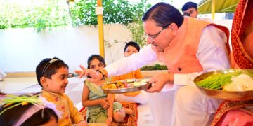 आदिशक्ति की आराधना: सीएम धामी ने किया कन्याओं का विधि-विधान से पूजन